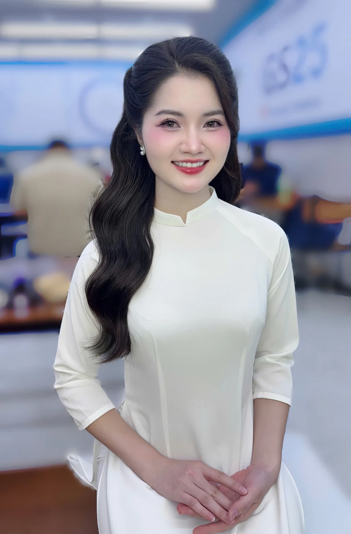 Makeup rạng rỡ với tóc uốn sóng và áo dài trắng